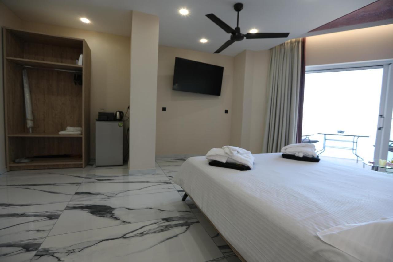 Golden Fox Studios And Suites Lakones Luaran gambar