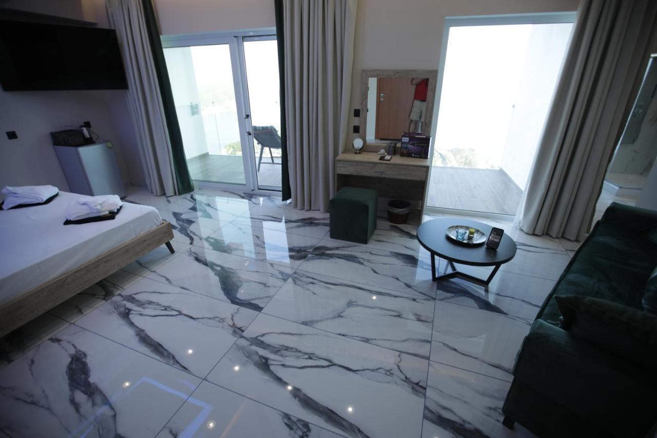Golden Fox Studios And Suites Lakones Luaran gambar